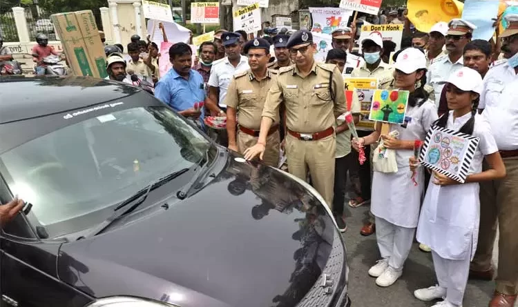அதிக ஒலி எழுப்பும் ஹாரன்களை பயன்படுத்தும் வாகன ஓட்டிகள் மீது வழக்குப்பதிவு செய்து நடவடிக்கை எடுக்கப்படும், என்று போலீஸ் கமிஷனர் சங்கர்ஜிவால் தெரிவித்தார்.