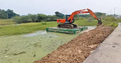 தேங்கிய தண்ணீரால் பொதுமக்கள் பாதிப்பு: மழைநீரை கல்குவாரியில் சேமிக்கும் பணி தீவிரம்