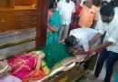 தாயார் மறைவு: காலில் விழுந்து அழுத ஓ.பன்னீர் செல்வம்…!